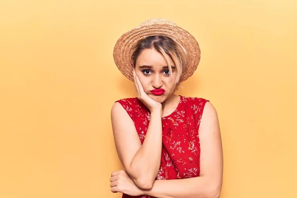 Jovem Bela Mulher Loira Usando Chapéu Verão Pensando Parecendo Cansado — Fotografia de Stock