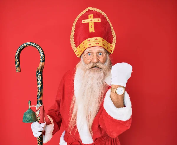 Velho Homem Sênior Com Cabelos Grisalhos Barba Longa Vestindo Traje — Fotografia de Stock