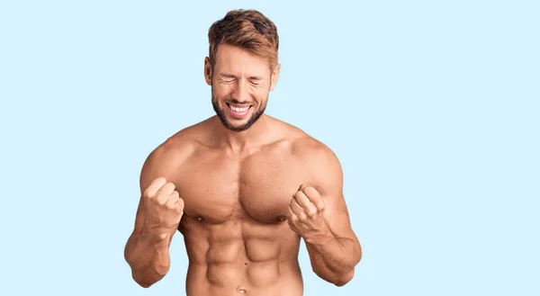 Joven Hombre Caucásico Pie Sin Camisa Muy Feliz Emocionado Haciendo — Foto de Stock