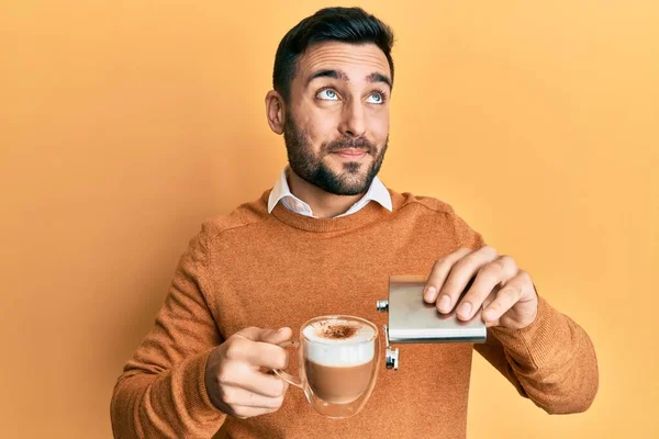 Joven Hispano Bebiendo Una Taza Café Con Alcohol Sonriendo Mirando — Foto de Stock