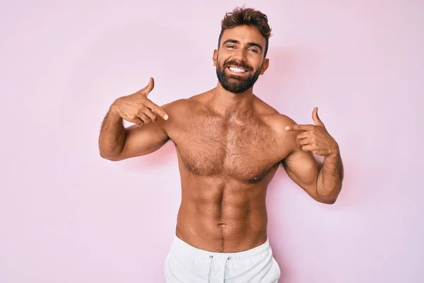 Jeune Homme Hispanique Debout Torse Regardant Confiant Avec Sourire Sur — Photo