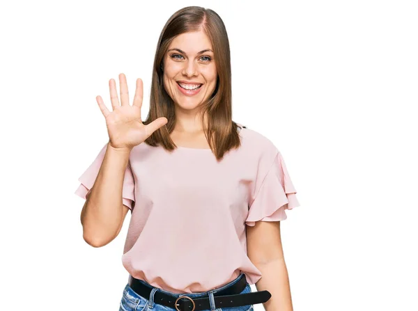 Mooie Blanke Vrouw Dragen Casual Kleding Tonen Wijzen Met Vingers — Stockfoto