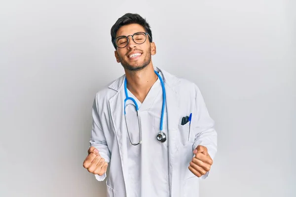 Homem Bonito Jovem Vestindo Uniforme Médico Estetoscópio Muito Feliz Animado — Fotografia de Stock