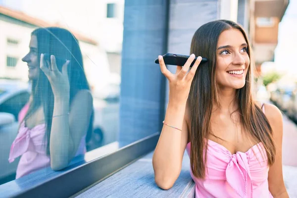Genç Spanyol Kadın Akıllı Telefondan Konuşuyor Şehrin Sokağındaki Duvara Yaslanıyor — Stok fotoğraf