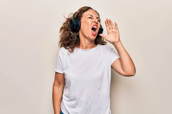 Schöne Frau Mittleren Alters Die Über Kopfhörer Vor Weißem Hintergrund — Stockfoto