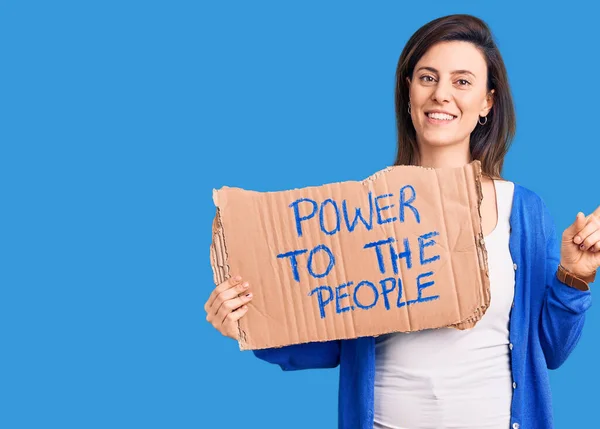 Giovane Bella Donna Che Tiene Potere Alla Gente Striscione Sorridente — Foto Stock