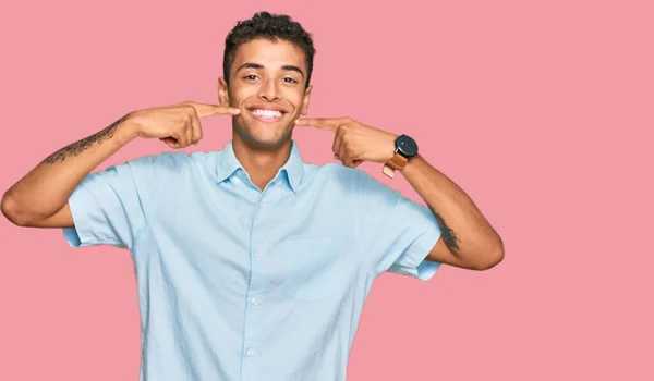 Joven Hombre Afroamericano Guapo Usando Ropa Casual Sonriendo Alegre Mostrando —  Fotos de Stock