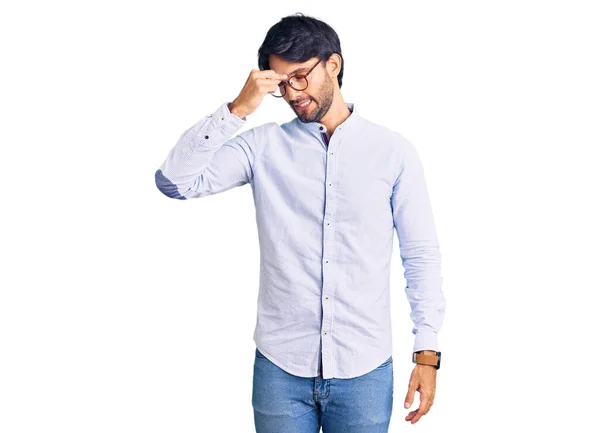 Hombre Hispano Guapo Usando Camisa Negocios Gafas Cansadas Frotando Nariz — Foto de Stock