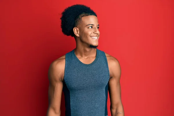 Hombre Afroamericano Con Pelo Afro Usando Ropa Deportiva Mirando Hacia —  Fotos de Stock