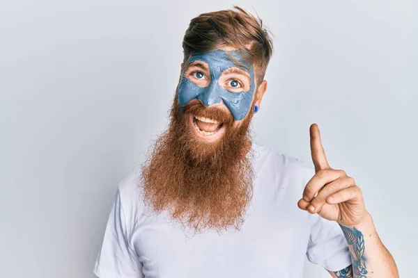 Mladý Irský Zrzavý Muž Obličejovou Maskou Ukazující Prstem Nahoru Úspěšným — Stock fotografie
