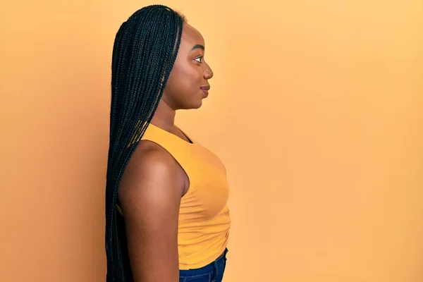 Jonge Afrikaanse Amerikaanse Vrouw Dragen Casual Kleding Zoek Naar Kant — Stockfoto
