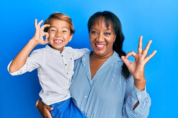 母と息子のヒスパニック系の家族は指でOkサインを行う愛と一緒に抱擁 笑顔優しいジェスチャー優れたシンボル — ストック写真