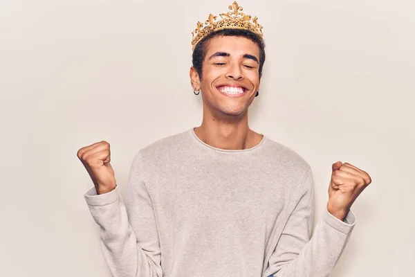 Jeune Homme Afro Américain Portant Couronne Prince Très Heureux Excité — Photo