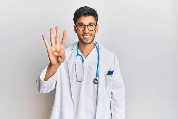 Doktor Üniforması Giyen Steteskop Takan Genç Yakışıklı Dört Numarayı Gösterip — Stok fotoğraf