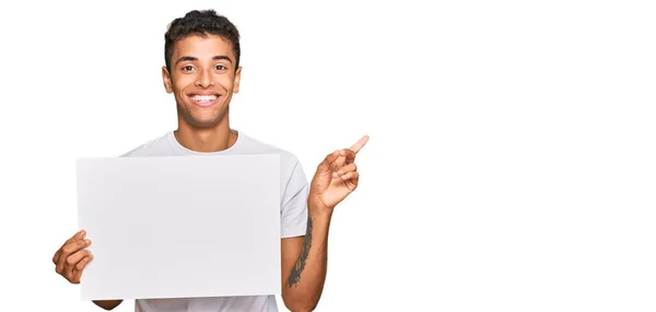 Jovem Afro Americano Bonito Segurando Banner Vazio Branco Sorrindo Feliz — Fotografia de Stock