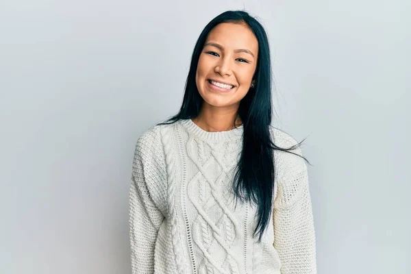 Mulher Hispânica Bonita Vestindo Camisola Inverno Casual Sobre Fundo Branco — Fotografia de Stock