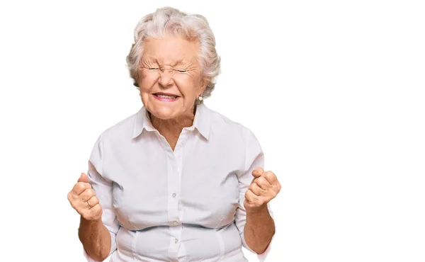 Senior Gråhårig Kvinna Bär Casual Kläder Mycket Glad Och Upphetsad — Stockfoto