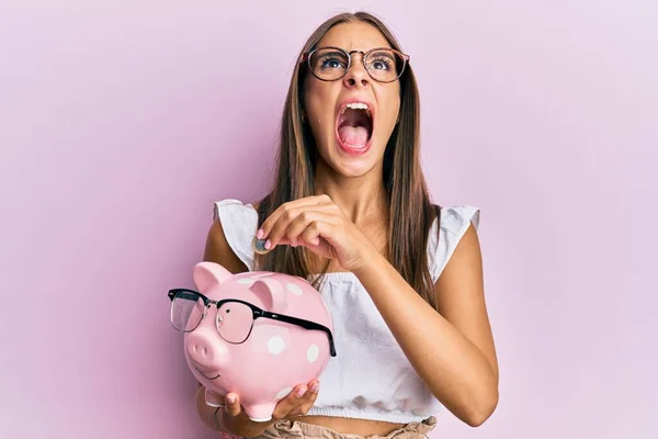 Ung Latinamerikansk Kvinna Håller Spargris Bank Med Glasögon Och Mynt — Stockfoto