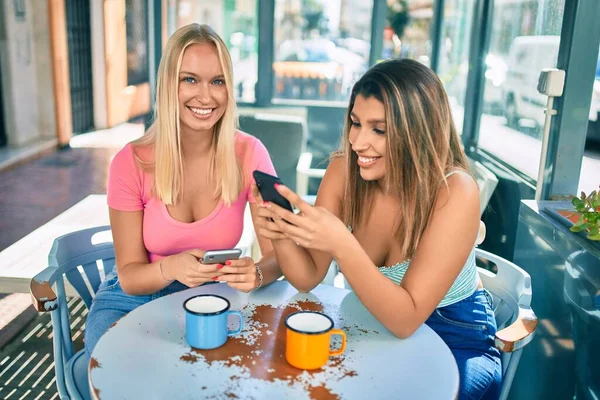 Deux Belles Jeunes Amies Ensemble Cafétéria Utilisant Smartphone — Photo