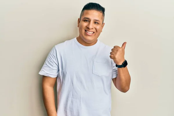 Jovem Latino Vestindo Casual Shirt Branca Sorrindo Com Rosto Feliz — Fotografia de Stock