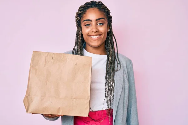 Giovane Donna Affari Afroamericana Con Trecce Possesso Sacchetto Carta Asporto — Foto Stock