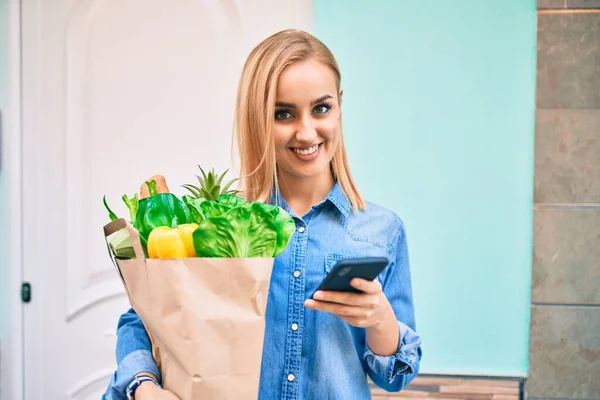 Ung Blond Flicka Ler Glad Med Hjälp Smartphone Och Hålla — Stockfoto