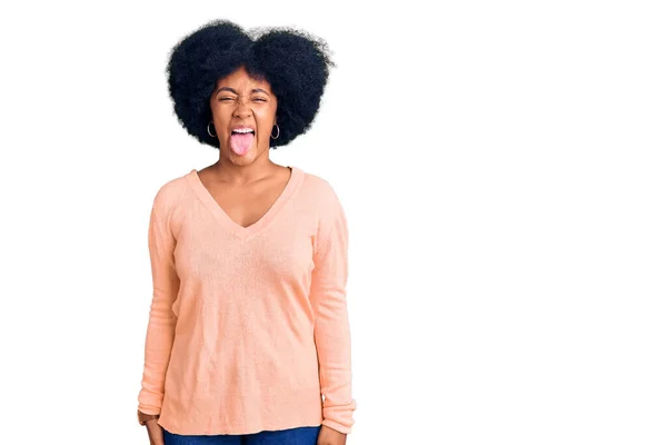 Jovem Menina Afro Americana Vestindo Roupas Casuais Colando Língua Feliz — Fotografia de Stock