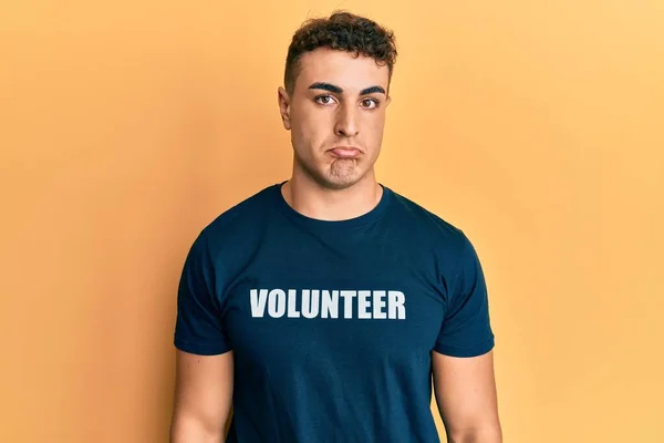 Gönüllü Tişört Giyen Spanyol Genç Adam Üzgün Endişeli Sinirli Korkmuş — Stok fotoğraf