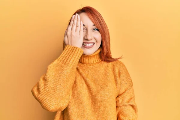 Bella Rossa Donna Indossa Casual Maglione Invernale Sfondo Giallo Che — Foto Stock