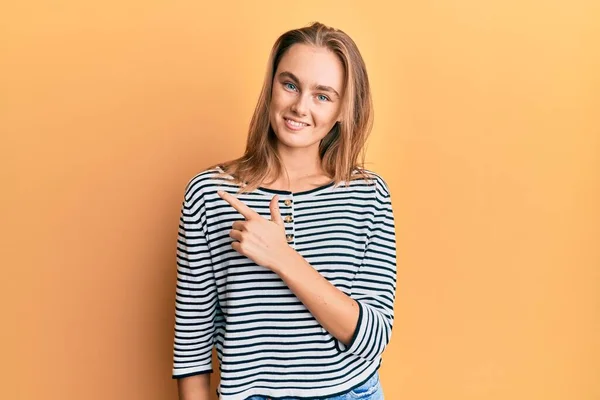 Mooie Blonde Vrouw Dragen Casual Kleding Glimlachen Vrolijk Wijzend Met — Stockfoto