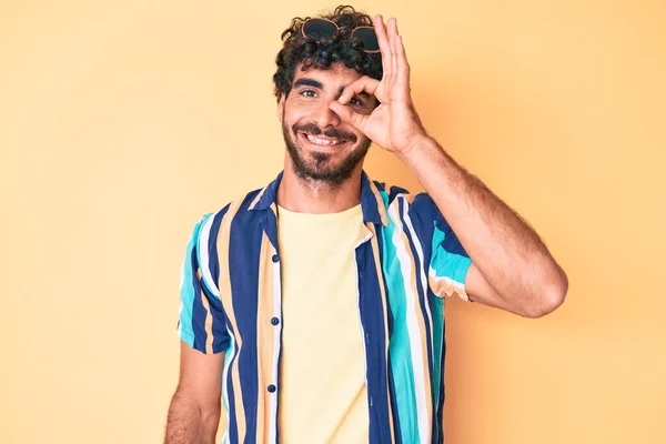 Hombre Joven Guapo Con Pelo Rizado Oso Con Camisa Verano —  Fotos de Stock