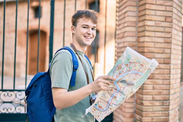 Jovem Caucasiano Turista Homem Sorrindo Feliz Segurando Mapa Cidade — Fotografia de Stock