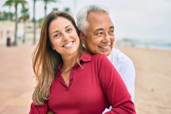 Hispanisches Paar Mittleren Alters Lächelt Glücklich Und Umarmt Sich Auf — Stockfoto