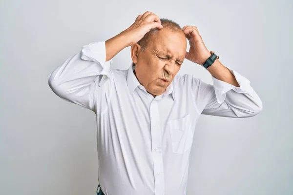Schöner Älterer Mann Lässigem Weißem Hemd Der Unter Kopfschmerzen Leidet — Stockfoto