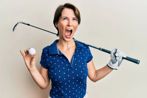 Young Brunette Woman Short Hair Holding Ball Golf Club Angry — Stock Photo, Image