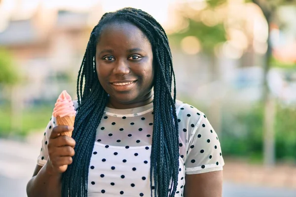 Junge Afrikanisch Amerikanische Frau Lächelt Glücklich Eis Essen Der Stadt — Stockfoto