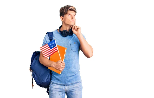 Jonge Knappe Man Studentenrugzak Koptelefoon Met Boek Amerikaanse Vlag Serieus — Stockfoto