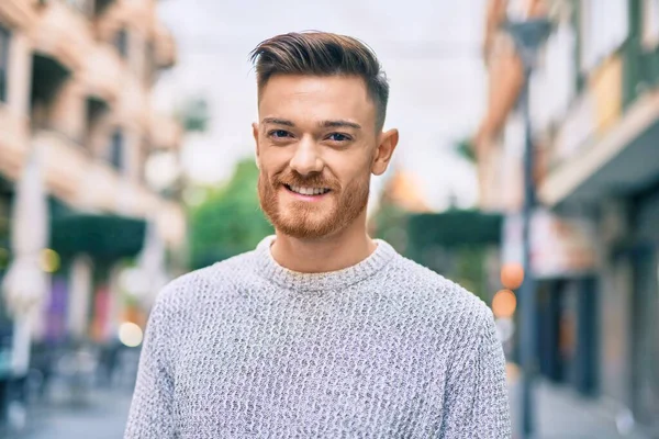 Joven Hombre Caucásico Sonriendo Feliz Pie Ciudad —  Fotos de Stock