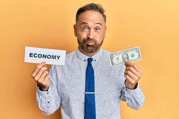 Een Knappe Man Van Middelbare Leeftijd Die Een Boodschap Van — Stockfoto