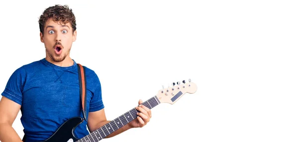 Jonge Knappe Man Met Krullend Haar Spelen Elektrische Gitaar Bang — Stockfoto