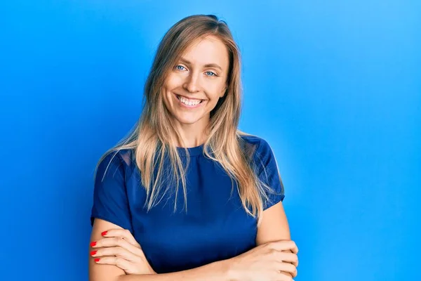 Hermosa Mujer Caucásica Con Camiseta Azul Casual Cara Feliz Sonriendo —  Fotos de Stock