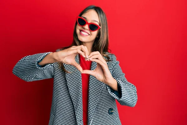 Mujer Morena Joven Con Moda Aspecto Moderno Sonriendo Amor Haciendo —  Fotos de Stock