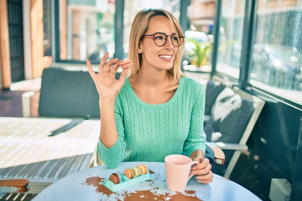 Joven Rubia Bebiendo Café Comiendo Macaron Francés Sentada Terraza — Foto de Stock