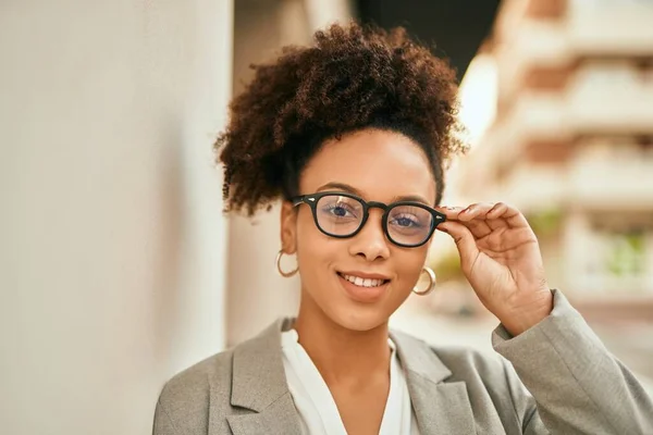 Young African American Businesswoman Smiling Happy Standing City — Stock Photo, Image