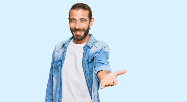 Aantrekkelijke Man Met Lang Haar Baard Casual Denim Jasje Glimlachend — Stockfoto