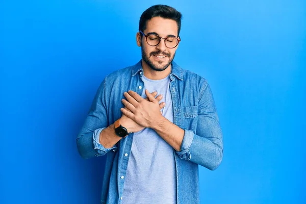Mladý Hispánec Neformálním Oblečení Brýlích Usmíval Rukama Hrudi Oči Zavřené — Stock fotografie