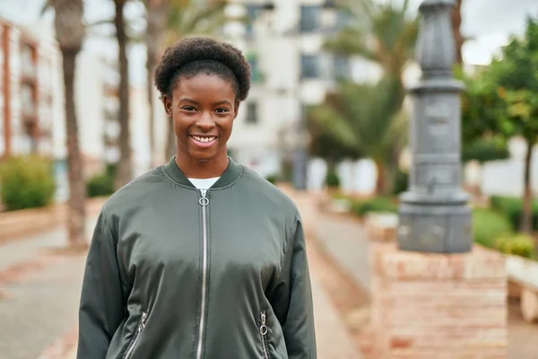 Ung Afrikansk Amerikansk Flicka Ler Lycklig Stående Parken — Stockfoto