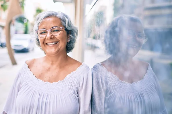 Mujer Mediana Edad Con Pelo Gris Sonriendo Feliz Aire Libre —  Fotos de Stock