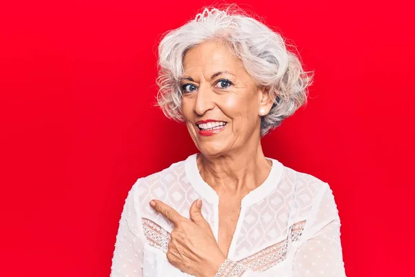 Ältere Grauhaarige Frau Lässiger Kleidung Lächelt Fröhlich Und Zeigt Mit — Stockfoto