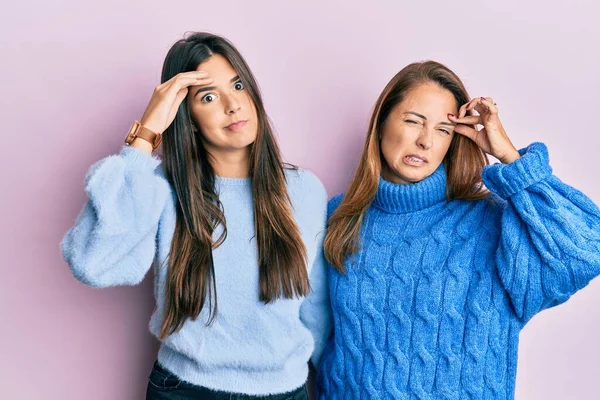 Família Hispânica Mãe Filha Usando Suéter Inverno Preocupado Estressado Sobre — Fotografia de Stock